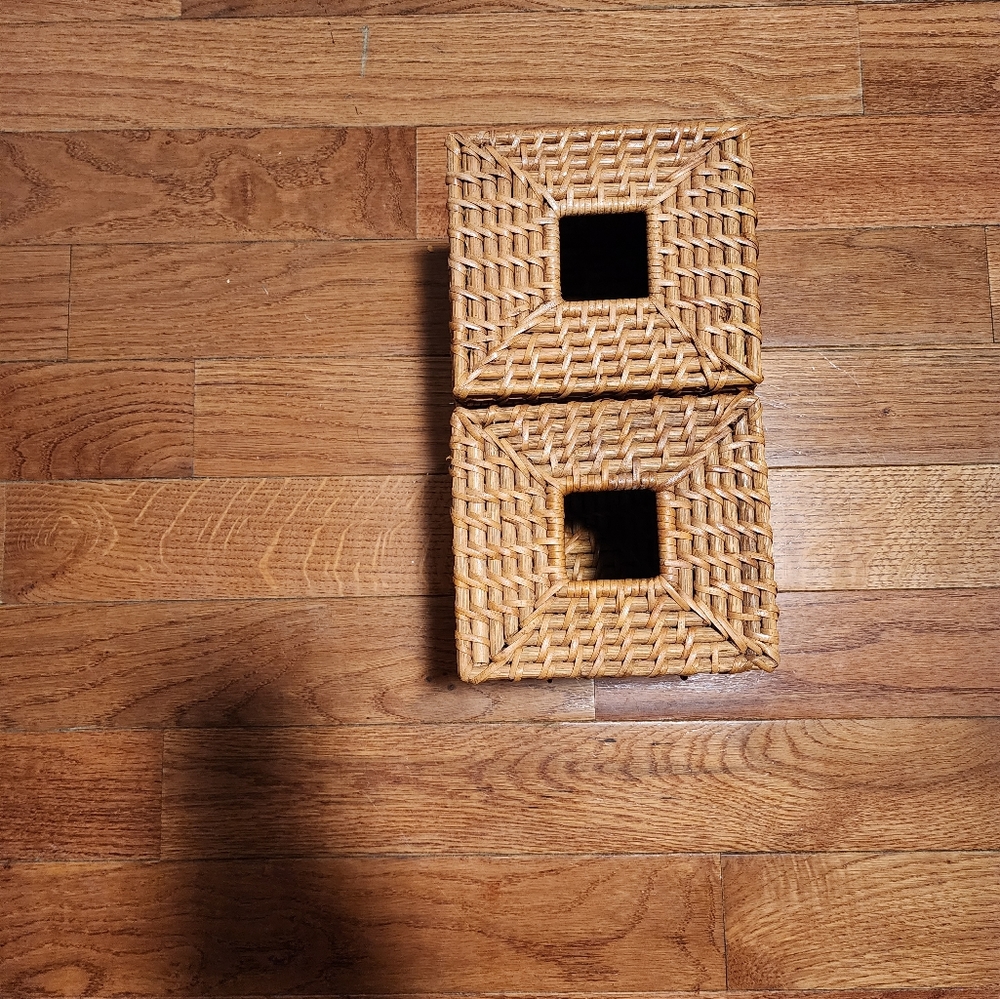 Double sided toilet paper holder (wicker material)